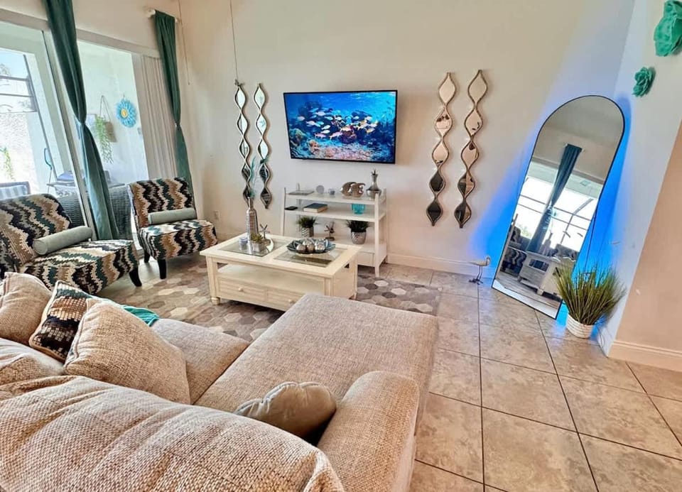 Communal lounge/ TV room, TV and multimedia, Living room, Seating area, Evening entertainment