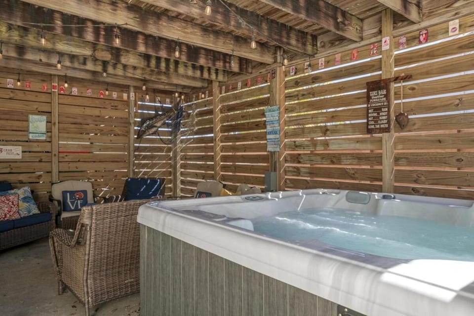 Bombastic Beach Home, HOT TUB, 8min WALK to Beach Apartment in Panama City Beach