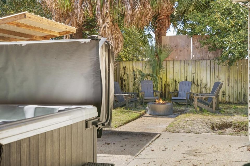 Bombastic Beach Home, HOT TUB, 8min WALK to Beach Apartment in Panama City Beach