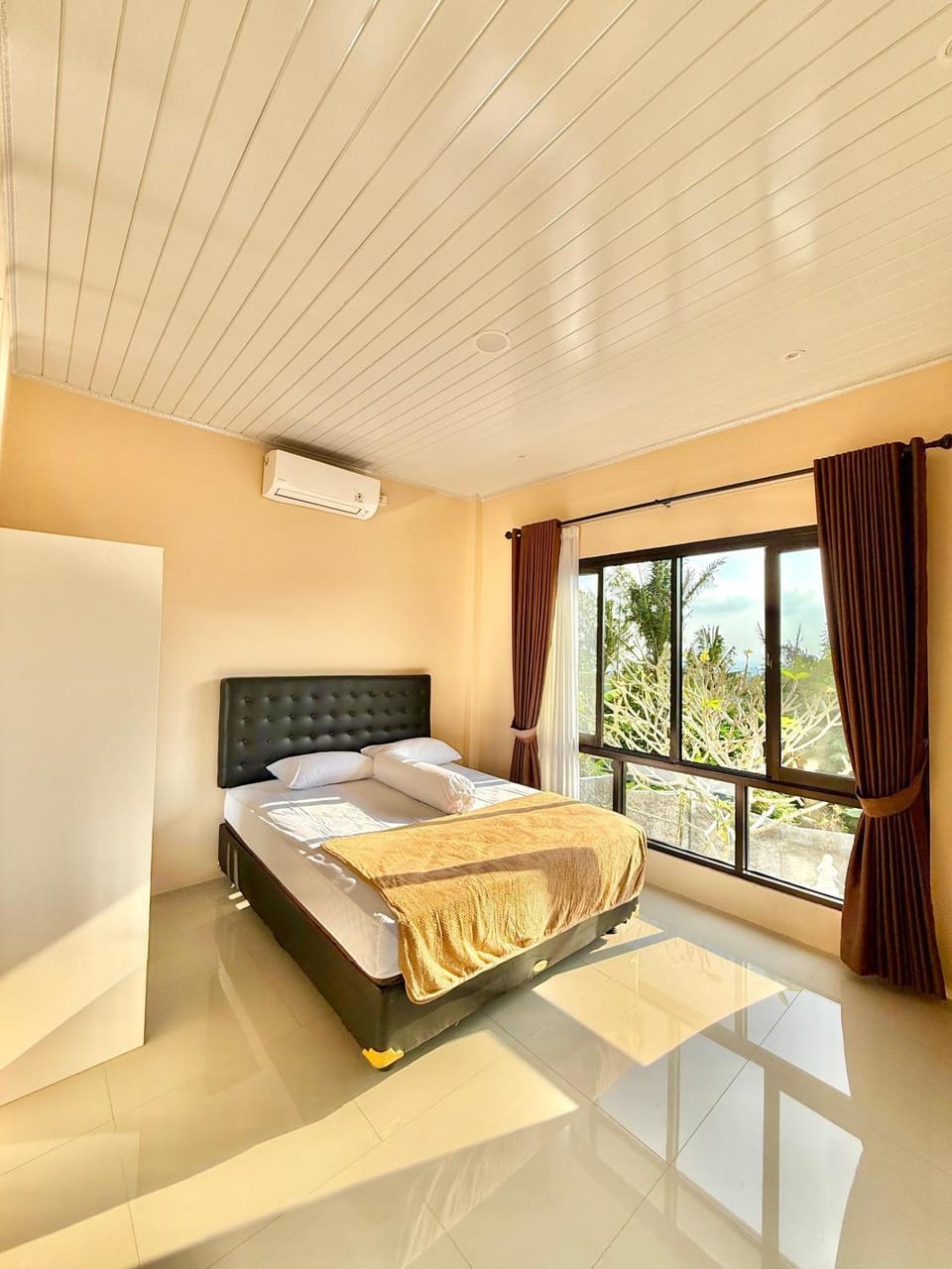 Photo of the whole room, Bedroom, towels, air conditioner