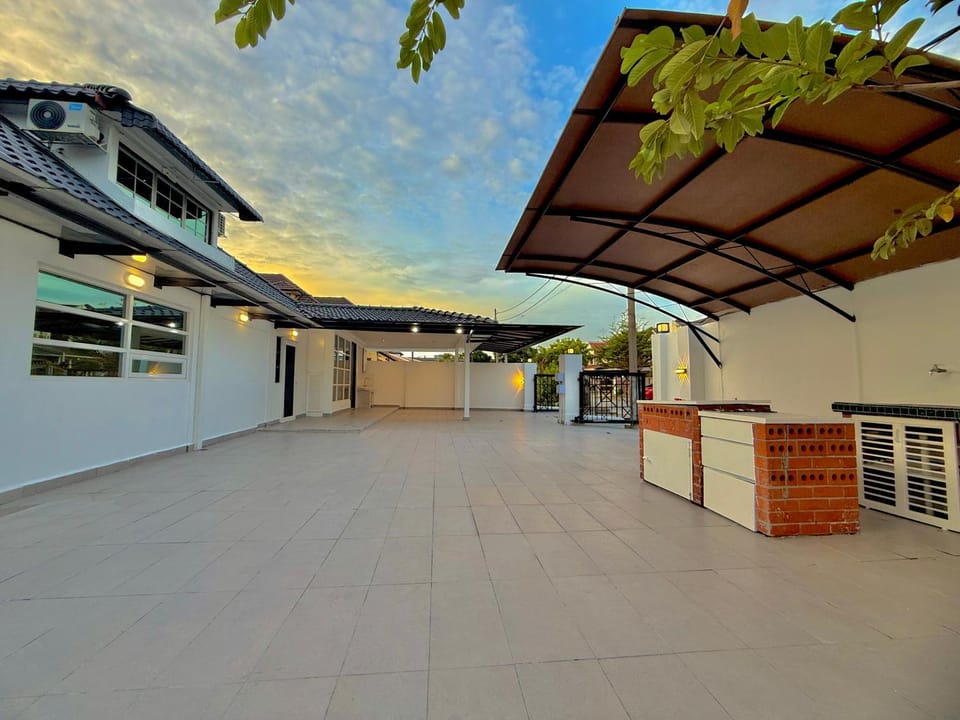 Property building, Day, View (from property/room), Balcony/Terrace