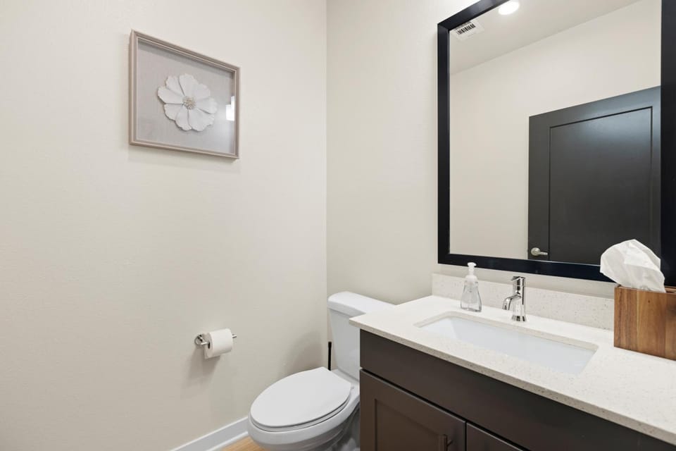 Stylish 1BR Retreat in Houstons Sawyer Yard Art District Minutes to Downtown Apartment in Houston