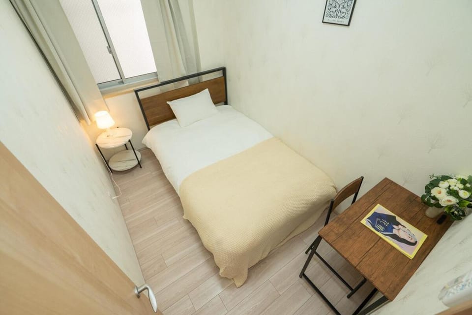 4 min walk to Otemachi station! 12 min walk to Tokyo Station! Spacious 3LDK, large glass windows with good lighting, elevator, convenient transportation, walking distance to the Imperial Palace! Apartment in Japan