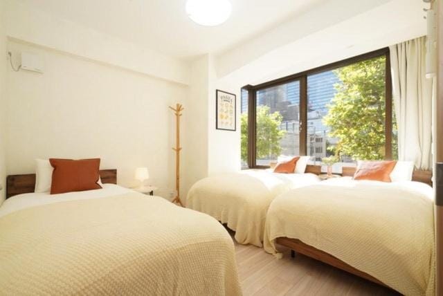 4 min walk to Otemachi station! 12 min walk to Tokyo Station! Spacious 3LDK, large glass windows with good lighting, elevator, convenient transportation, walking distance to the Imperial Palace! Apartment in Japan