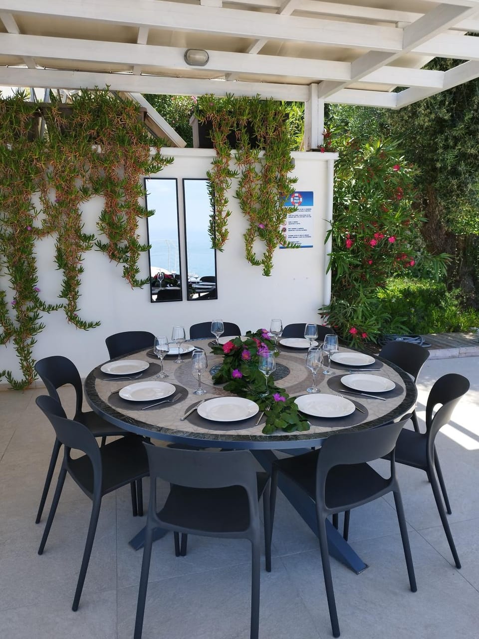Dining area, Garden view, Pool view, Sea view