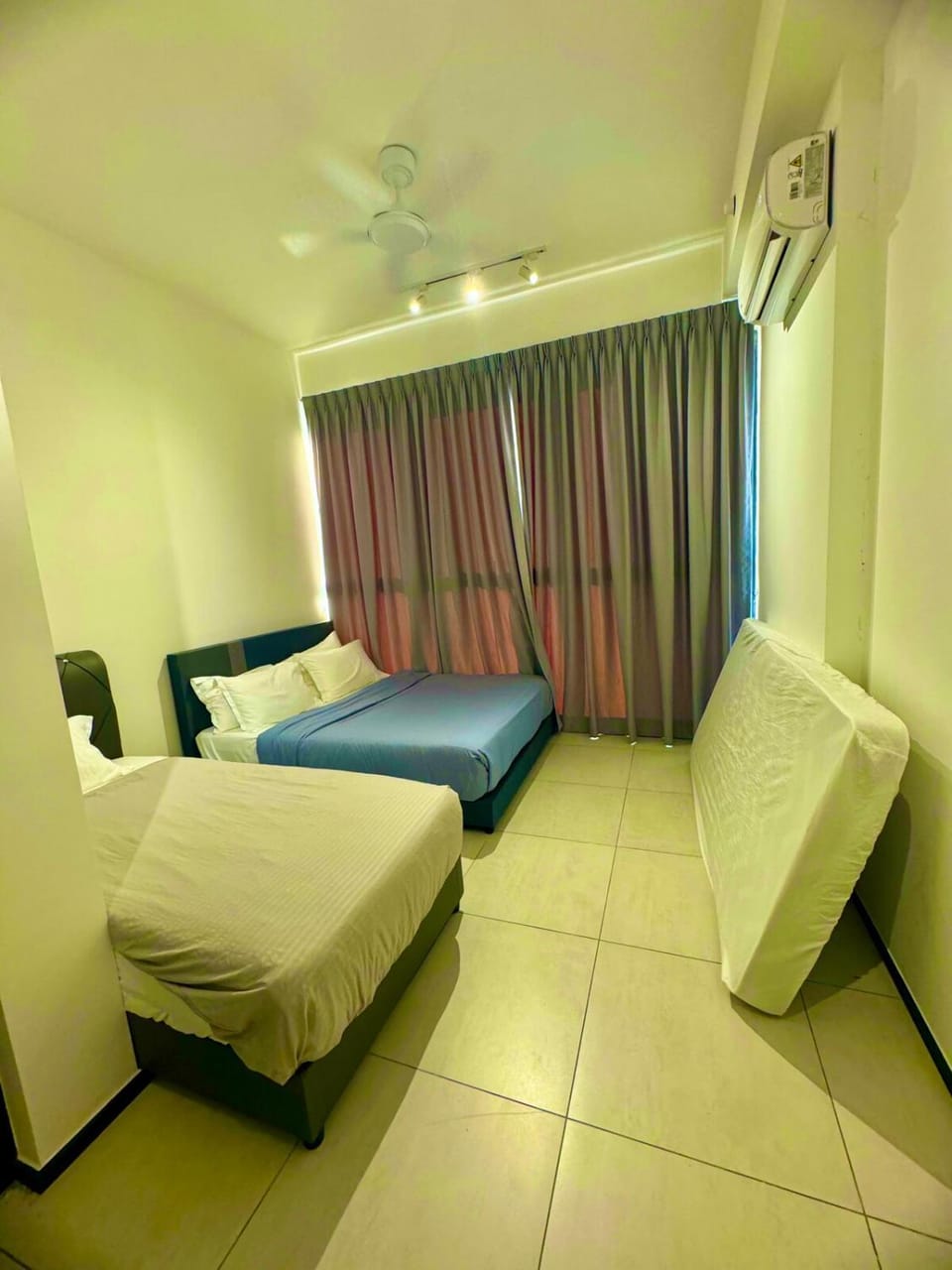 Stylish 3BR Retreat w Stunning Sea Views Fits 10 A29 Apartment in George Town