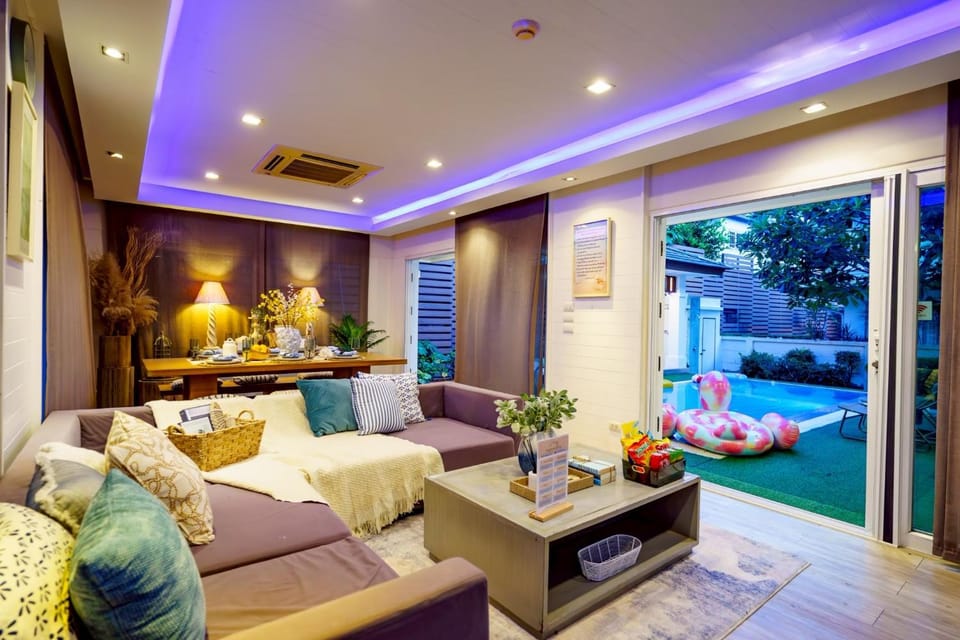 Seating area, Pool view