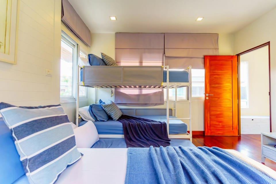 Photo of the whole room, Bedroom
