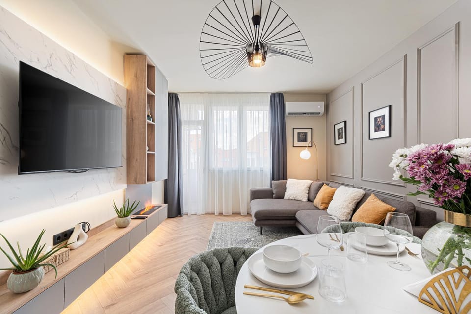 TV and multimedia, Living room, Seating area, Dining area, fireplace