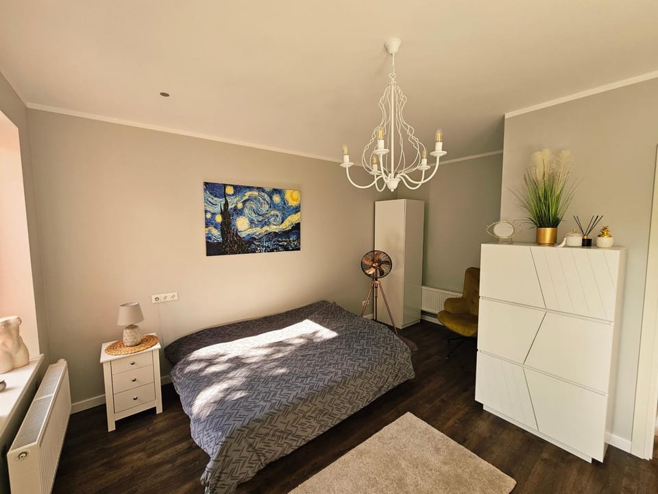 Bed, Living room, Photo of the whole room
