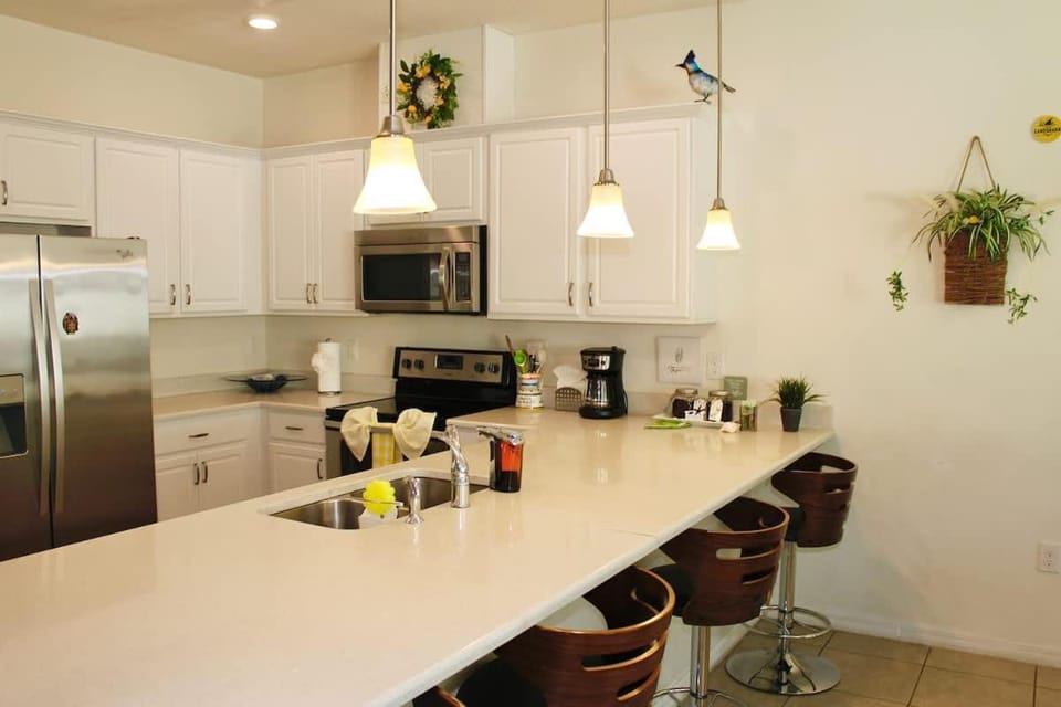 Coffee/tea facilities, Kitchen or kitchenette, Food and drinks, Dining area, oven, stove, toaster