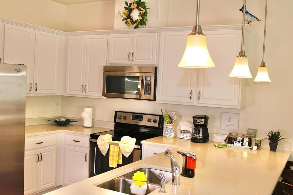 Coffee/tea facilities, Kitchen or kitchenette, dishwasher, oven, stove, toaster