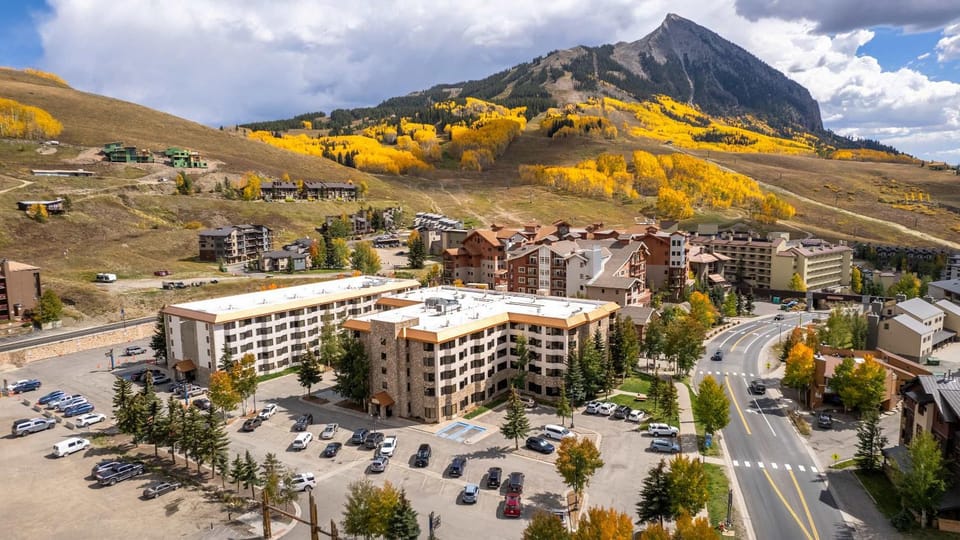 Property building, Day, Neighbourhood, Bird's eye view, Mountain view, Street view, Location, Parking