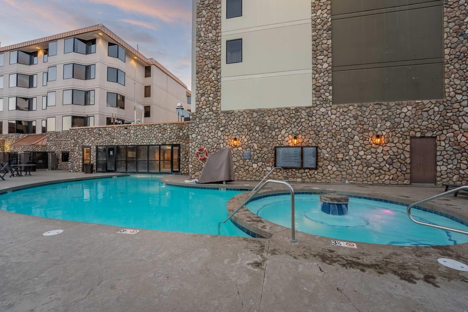 Property building, Day, Pool view, Swimming pool