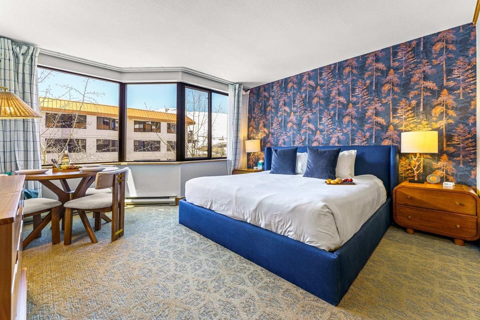 Bed, Seating area, Bedroom