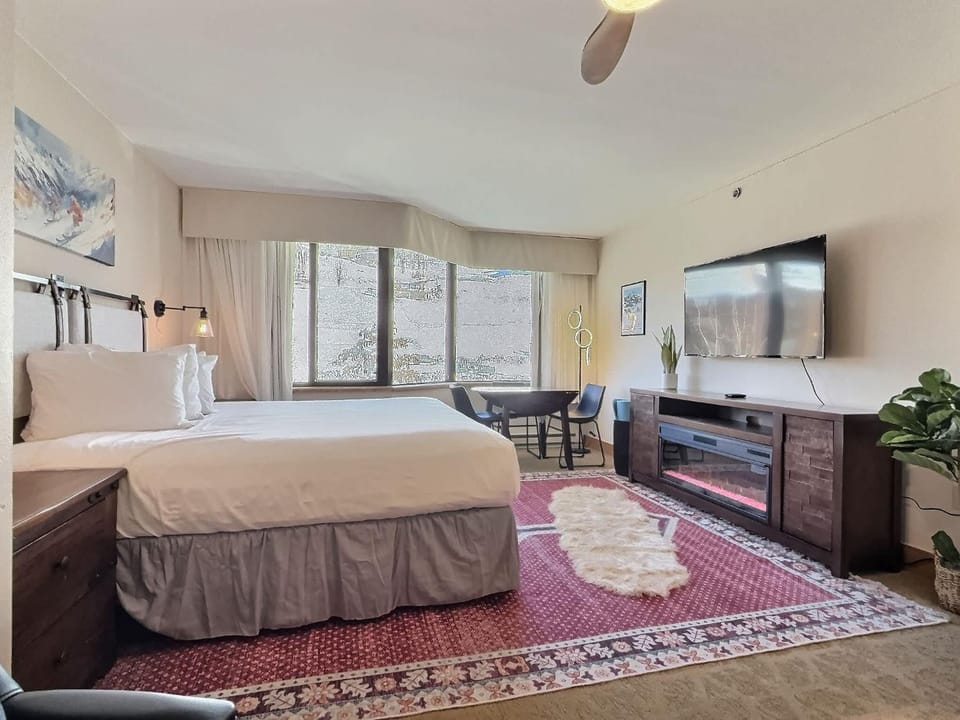 Bed, TV and multimedia, Bedroom