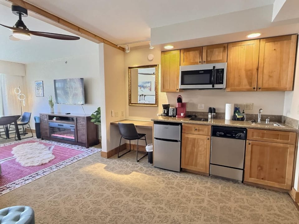 TV and multimedia, Coffee/tea facilities, Kitchen or kitchenette, Seating area, Dining area, dishwasher, stove, toaster