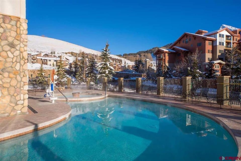 Property building, Day, Pool view, Swimming pool