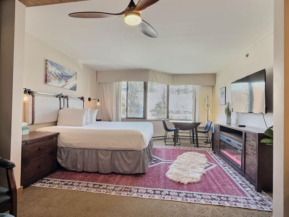 Bed, TV and multimedia, Bedroom
