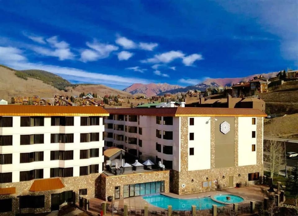 Property building, Day, Mountain view, Pool view, Swimming pool