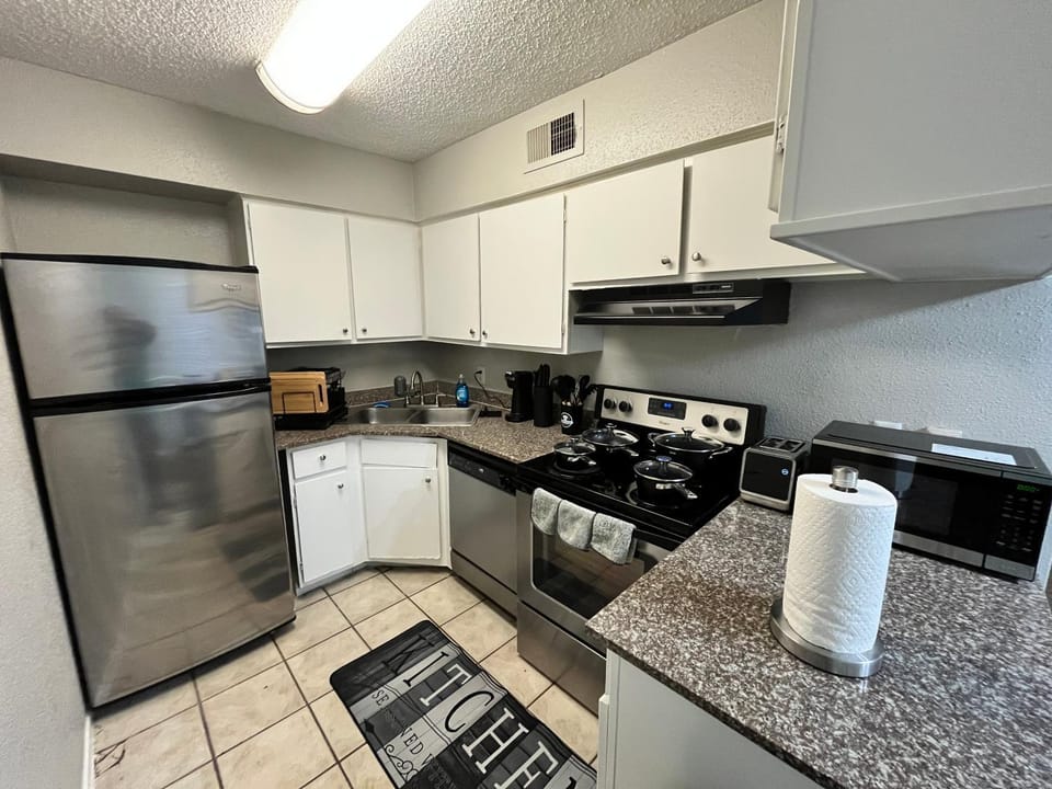 Kitchen or kitchenette, dishwasher, minibar, oven, stove, toaster, washing machine