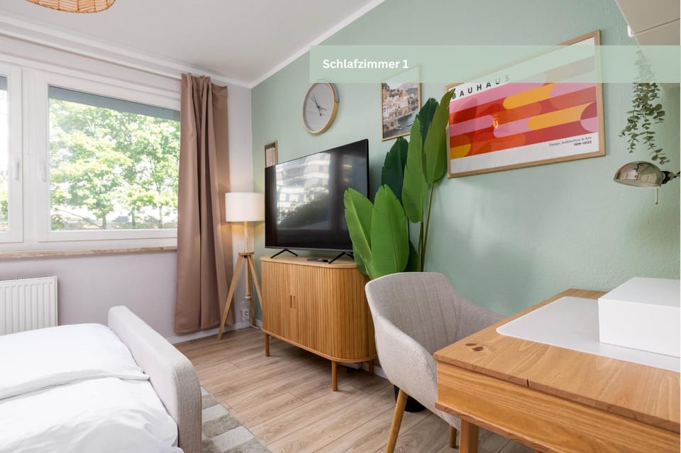 Bed, TV and multimedia, Photo of the whole room, Bedroom