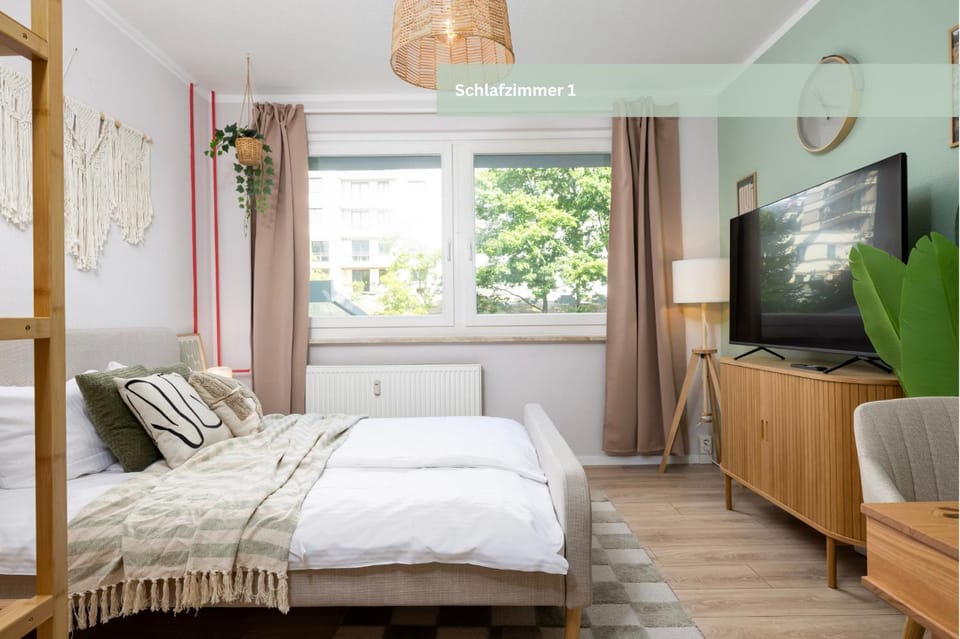 Bed, TV and multimedia, Photo of the whole room, Bedroom