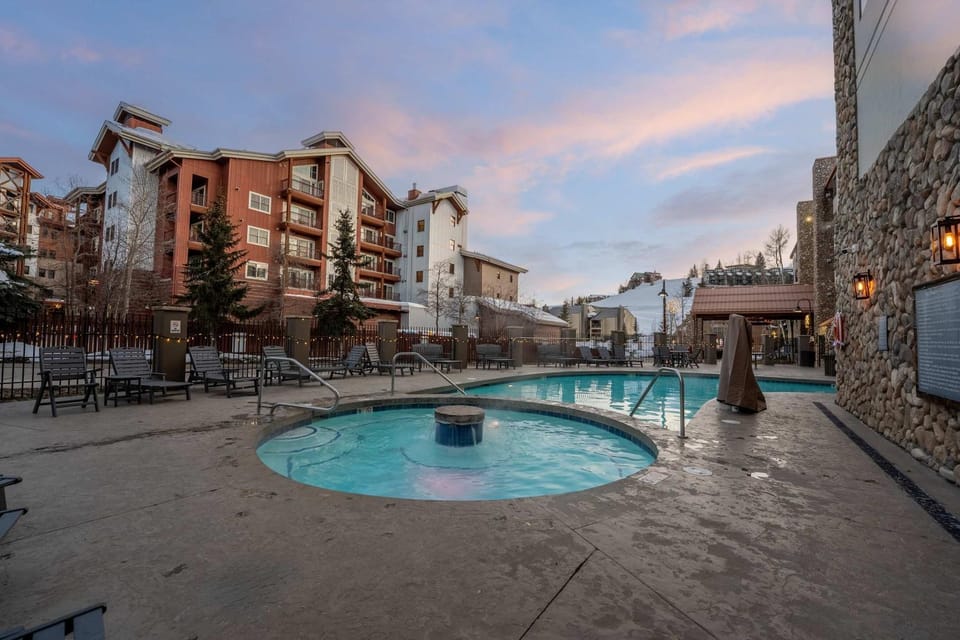 Stellar Location Direct view of Crested Butte Mountain Hot Tub Heated Pool Steam Room Gym House in Colorado