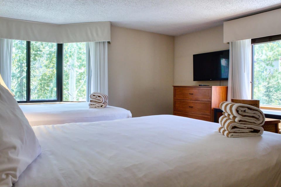 Bed, TV and multimedia, Bedroom