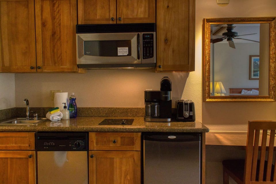 Coffee/tea facilities, Kitchen or kitchenette, stove, toaster