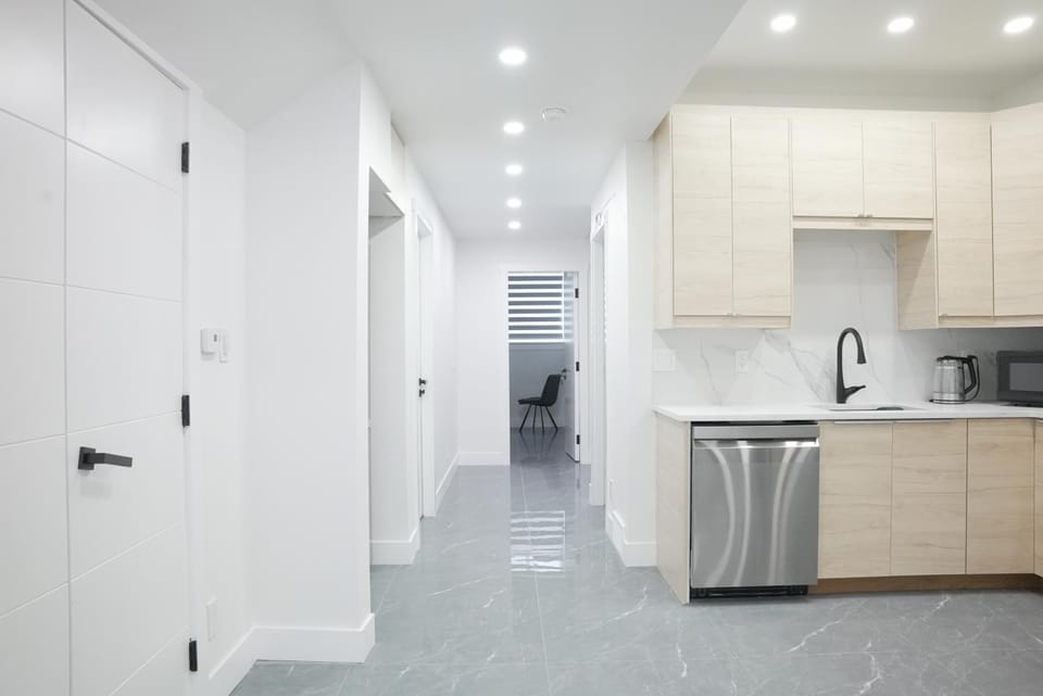 Amazing 2-Bedrooms Walkout Suite Near Calgary University Apartment in Calgary