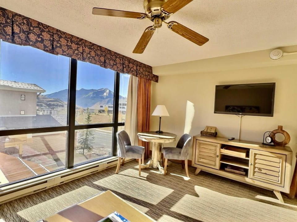 King Suite with a View Pool Hot Tub Ski In-Out House in Colorado