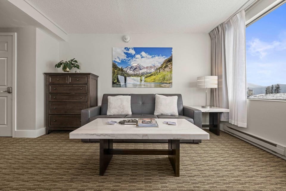 Corner condo with Pool Hot Tub Ski In-Out House in Colorado