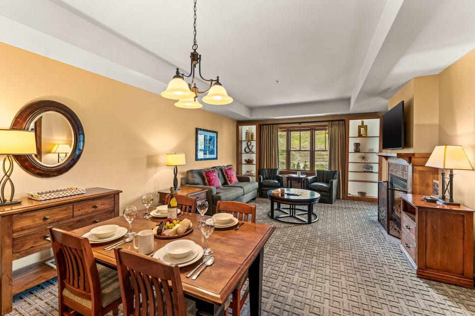 TV and multimedia, Living room, Seating area, Dining area