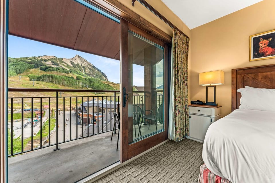 Bed, Day, Balcony/Terrace, Bedroom, Mountain view
