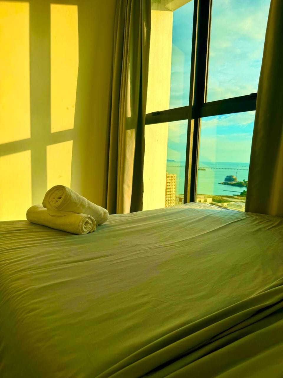 Luxe 3BR Seaview Escape Sleeps 10 Prime Location A29 Apartment in George Town