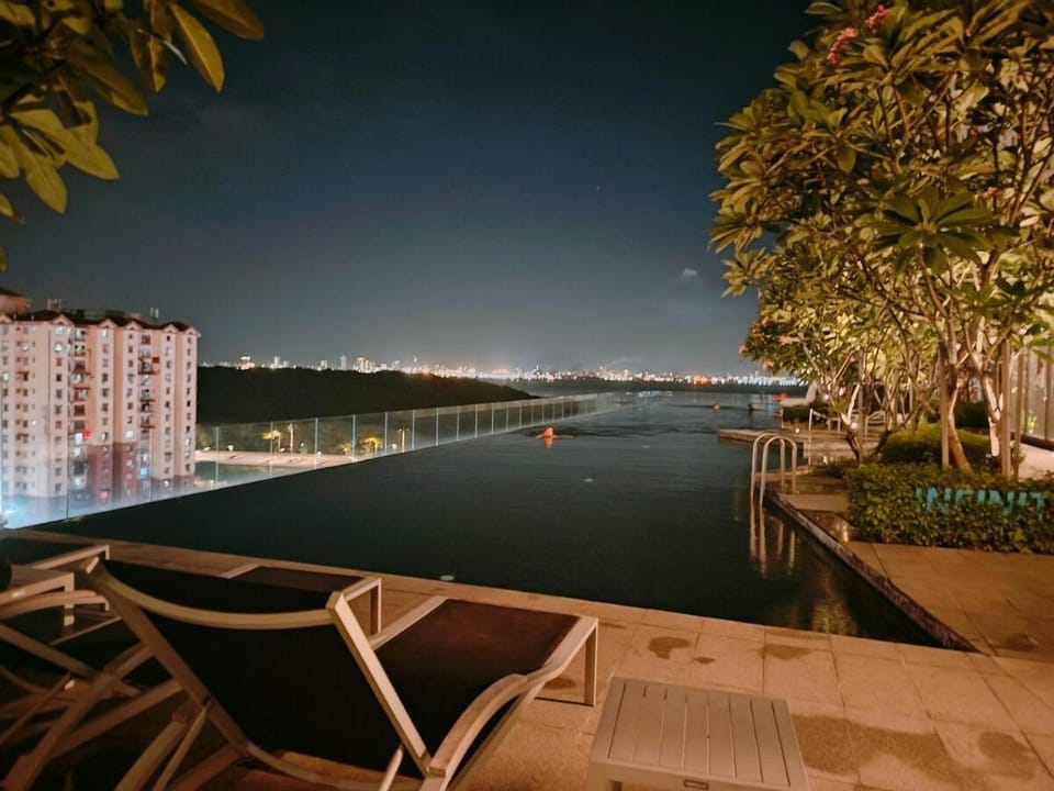 Luxe 3BR Seaview Escape Sleeps 10 Prime Location A29 Apartment in George Town