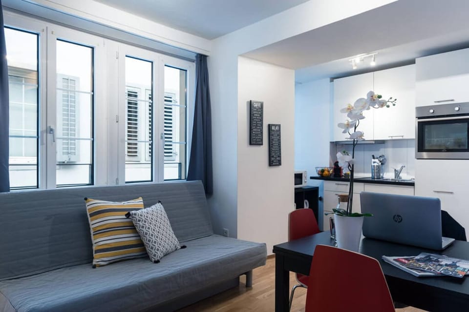 Kitchen or kitchenette, Seating area, Dining area