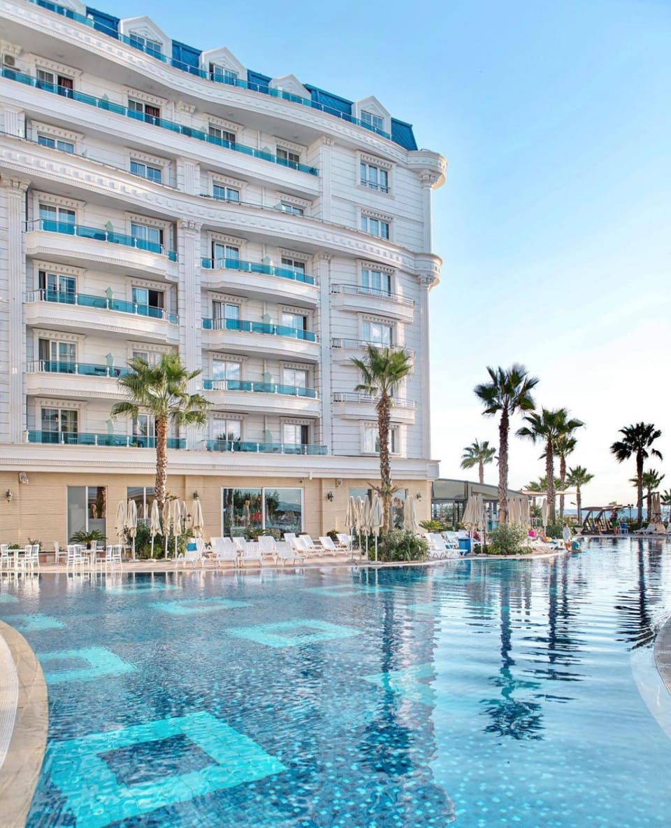 Property building, Day, Pool view, Swimming pool, sunbed