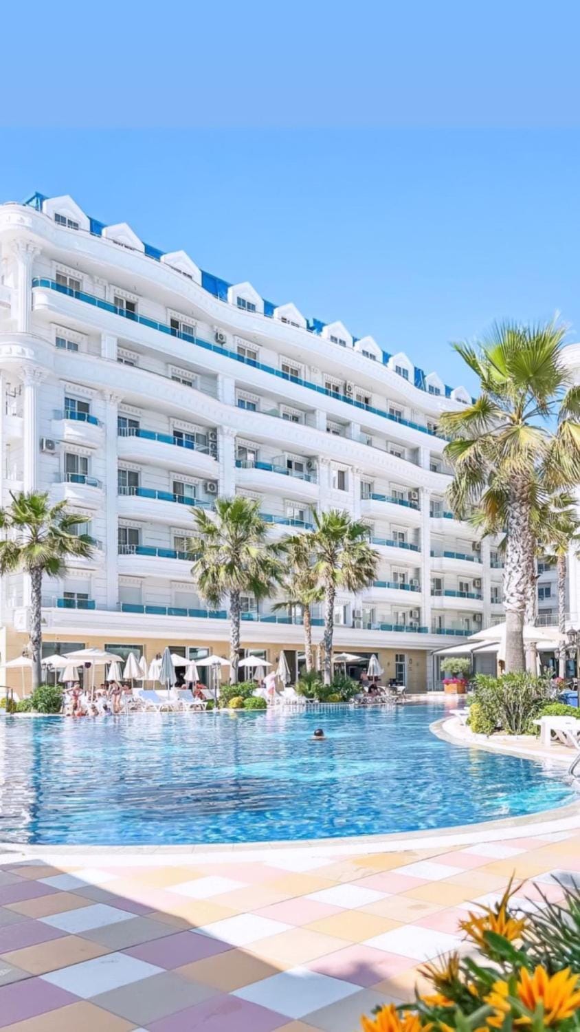 Property building, Day, Pool view, Swimming pool, sunbed