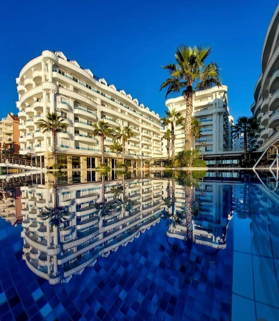 Property building, Day, Pool view, Swimming pool, sunbed