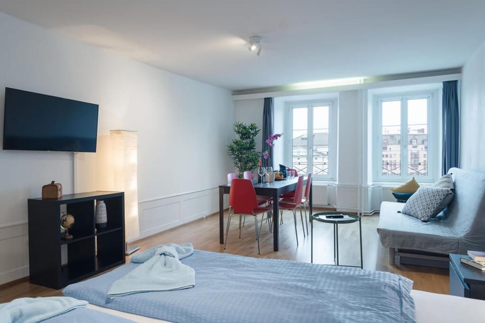 TV and multimedia, Seating area, Dining area