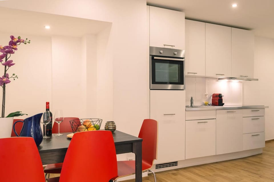 Kitchen or kitchenette, Seating area, Dining area