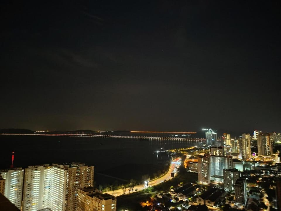 3BR Seaside Oasis Sleeps 10 Chic & Spacious A29 Apartment in George Town
