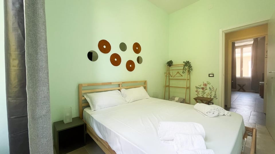 Bed, Bedroom, towels