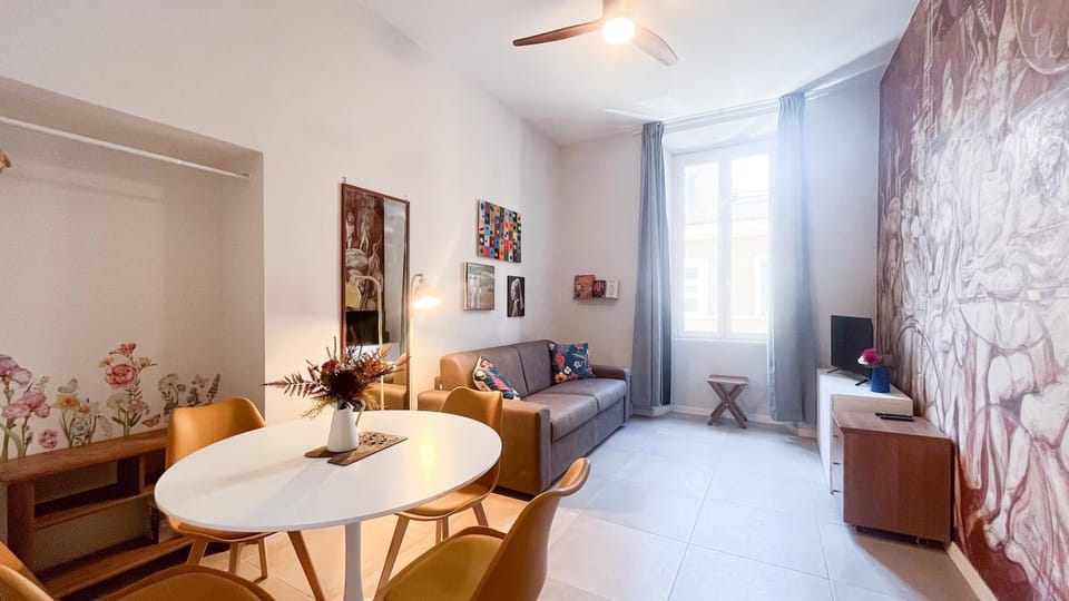 TV and multimedia, Living room, Seating area, Dining area