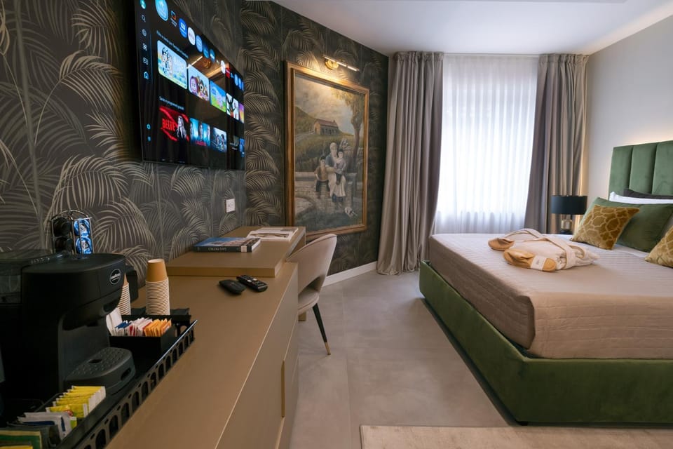 Bed, TV and multimedia, Bedroom