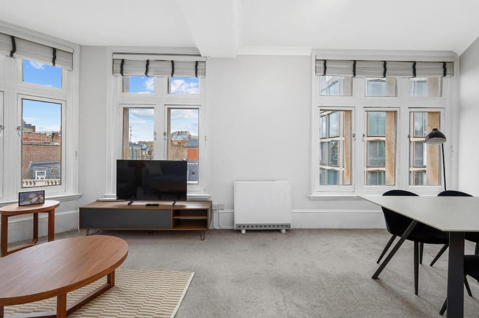 Communal lounge/ TV room, TV and multimedia, Living room, Seating area, Dining area, Evening entertainment