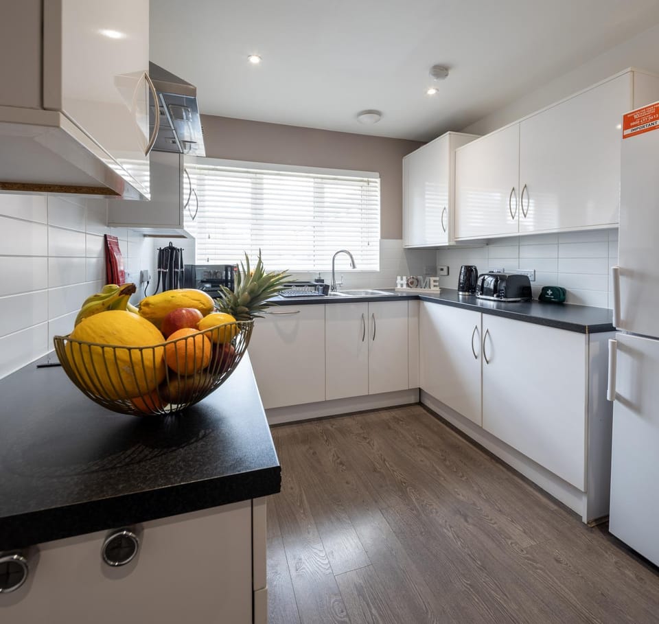 Cozy Central Gloucester 3 Bed with Free Parking House in Gloucester