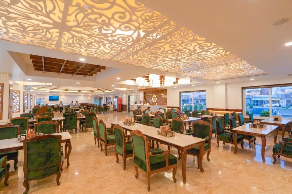 Restaurant/places to eat, Seating area